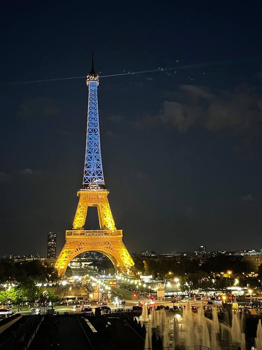 officejjsmart's tweet image. PARIS 🇫🇷 

🇺🇦 Independence Day.