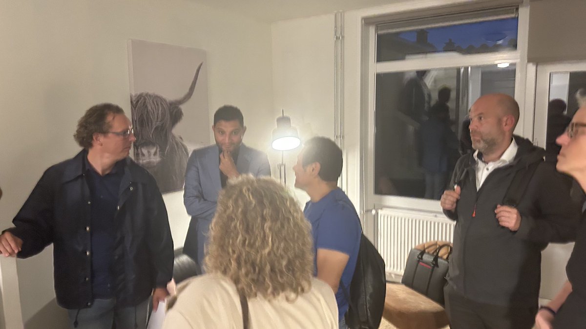 Namens ⁦<a href="/VVDDelft/">De Delftse VVD</a>⁩ aanwezig bij presentatie en kennismaking met ⁦<a href="/stedelinkwonen/">Stedelink</a>⁩. Er interessant en nuttig om te horen hoe het precies zit met de woningen in de Indische buurt. De huidige staat van een woning bekeken en ook een modelwoning bezocht.