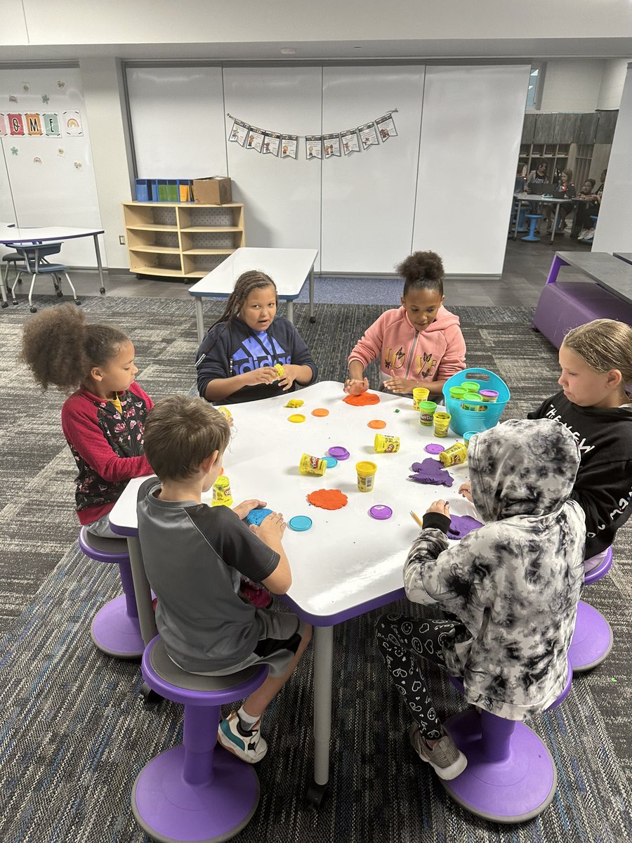 We love our “slow starts” to our mornings! We have the opportunity to connect, collaborate, and be creative! 💜 
#RosaParksPanthers #ThirdGradeRocks
