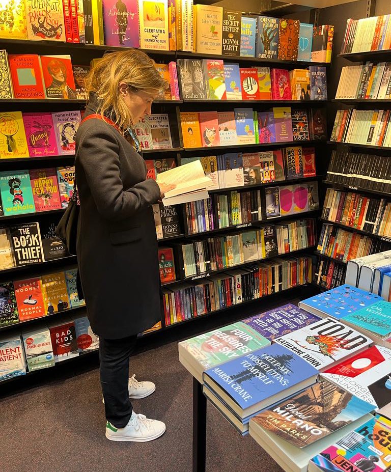 “Los libros no se comen,
pero algunos se devoran.
Los libros no están vivos,
pero algunos son inmortales.
Los libros no desprenden luz,
pero algunos te aclaran la vida.
Los libros carecen de memoria,
pero algunos son inolvidables”