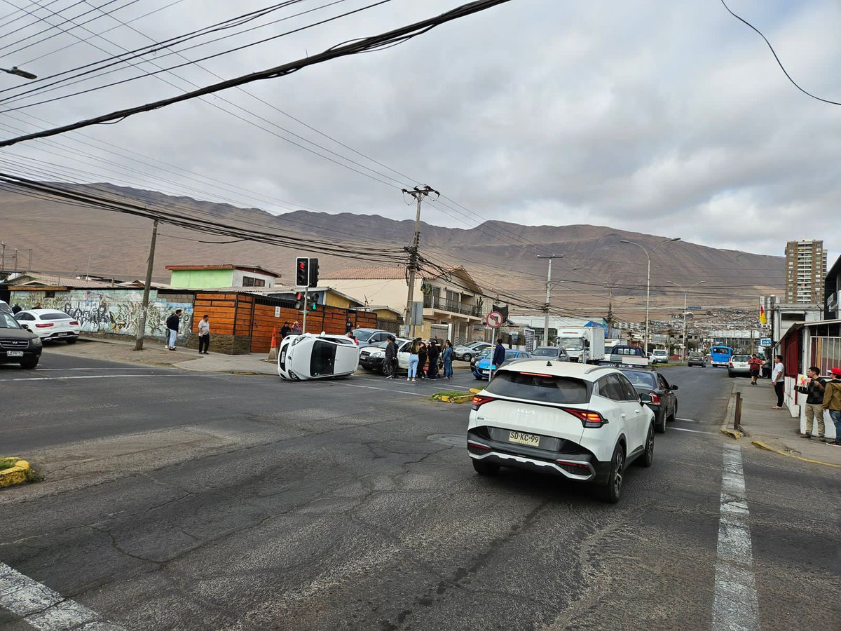 #Accidente vehícular en Avenida Tadeo Haenke con Genaro Gallo.
Unidades de emergencia trabajan en el lugar, prefiera vías alternativas. 

<a href="/reddeemergencia/">Red de Emergencia ONG</a>
#RNEInforma #Iquique
