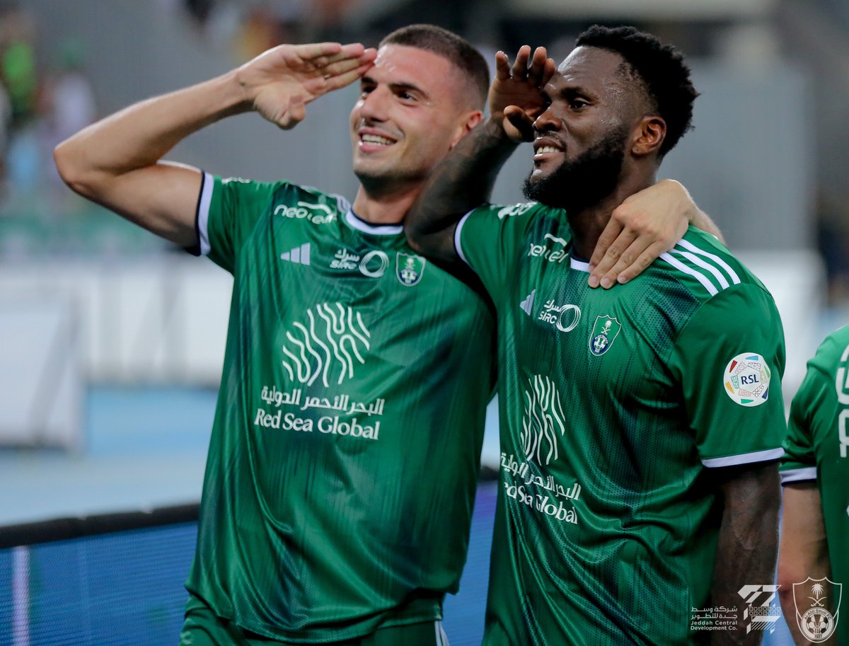 ALAHLI_FC's tweet photo. تحية الرئيس كيسيه للجماهير  🫡💚
#الاهلي_الأخدود 
#دوري_روشن_السعودي https://t.co/pzGYJk5weJ
