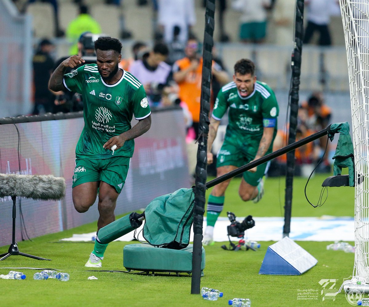 ALAHLI_FC's tweet photo. تحية الرئيس كيسيه للجماهير  🫡💚
#الاهلي_الأخدود 
#دوري_روشن_السعودي https://t.co/pzGYJk5weJ