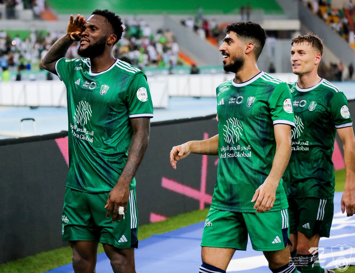 ALAHLI_FC's tweet photo. تحية الرئيس كيسيه للجماهير  🫡💚
#الاهلي_الأخدود 
#دوري_روشن_السعودي https://t.co/pzGYJk5weJ