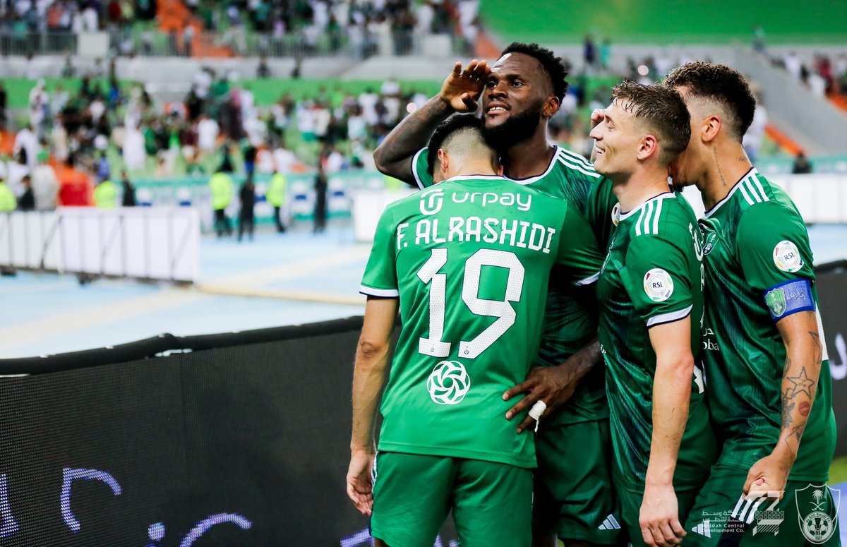 ALAHLI_FC's tweet photo. تحية الرئيس كيسيه للجماهير  🫡💚
#الاهلي_الأخدود 
#دوري_روشن_السعودي https://t.co/pzGYJk5weJ