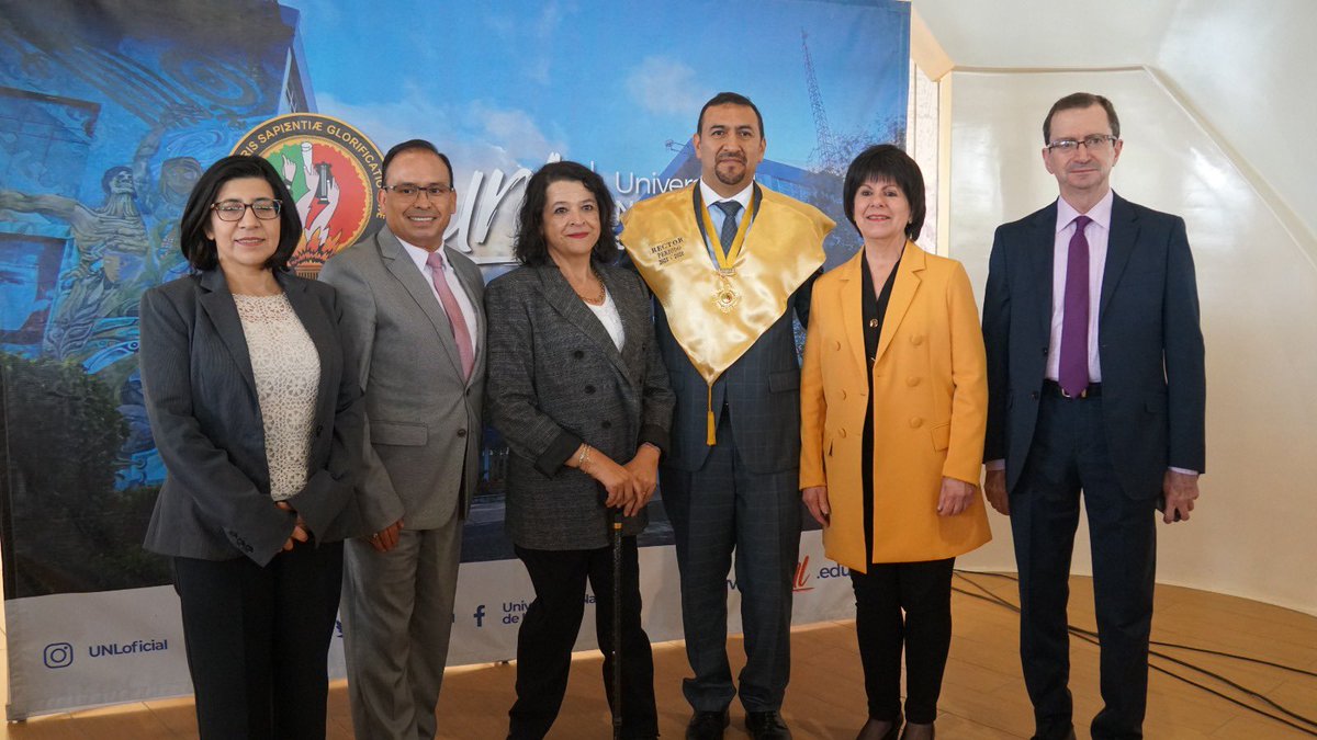 La primera autoridad de la Universidad Nacional de Educación UNAE, <a href="/rebcastellanos/">Rebeca Castellanos</a> asistió el día de ayer al evento de posesión de las nuevas autoridades de la <a href="/UNLoficial/">Universidad Nacional de Loja</a>, el PhD. Nikolay Aguirre y la PhD. Elvia Zhapa fueron posesionados como Rector y Vicerrectora académica