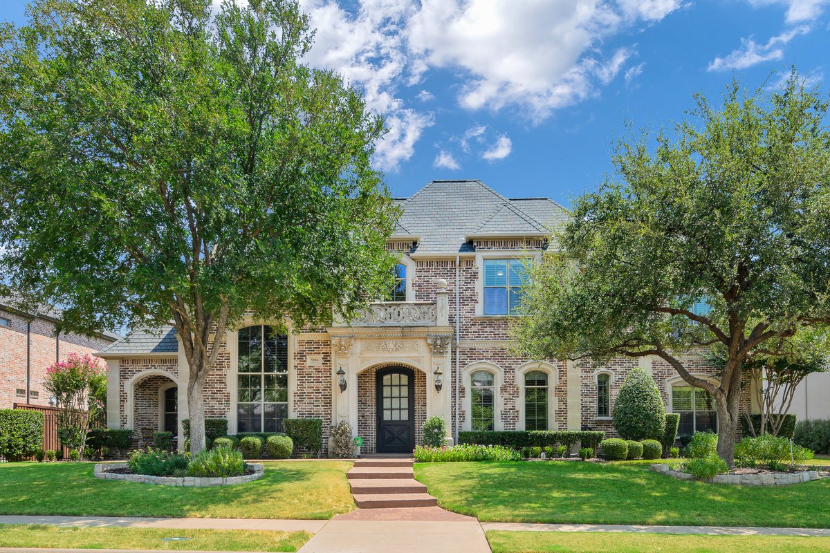 JUST LISTED! 5004 Buena Vista Drive, Frisco $2,095,000 Magnificent home in desirable guard gated community of Starwood featuring wood flooring, high ceilings, and plenty of spaces to entertain! #friscotx #friscohomes #luxuryhomes #ebbyhalliday