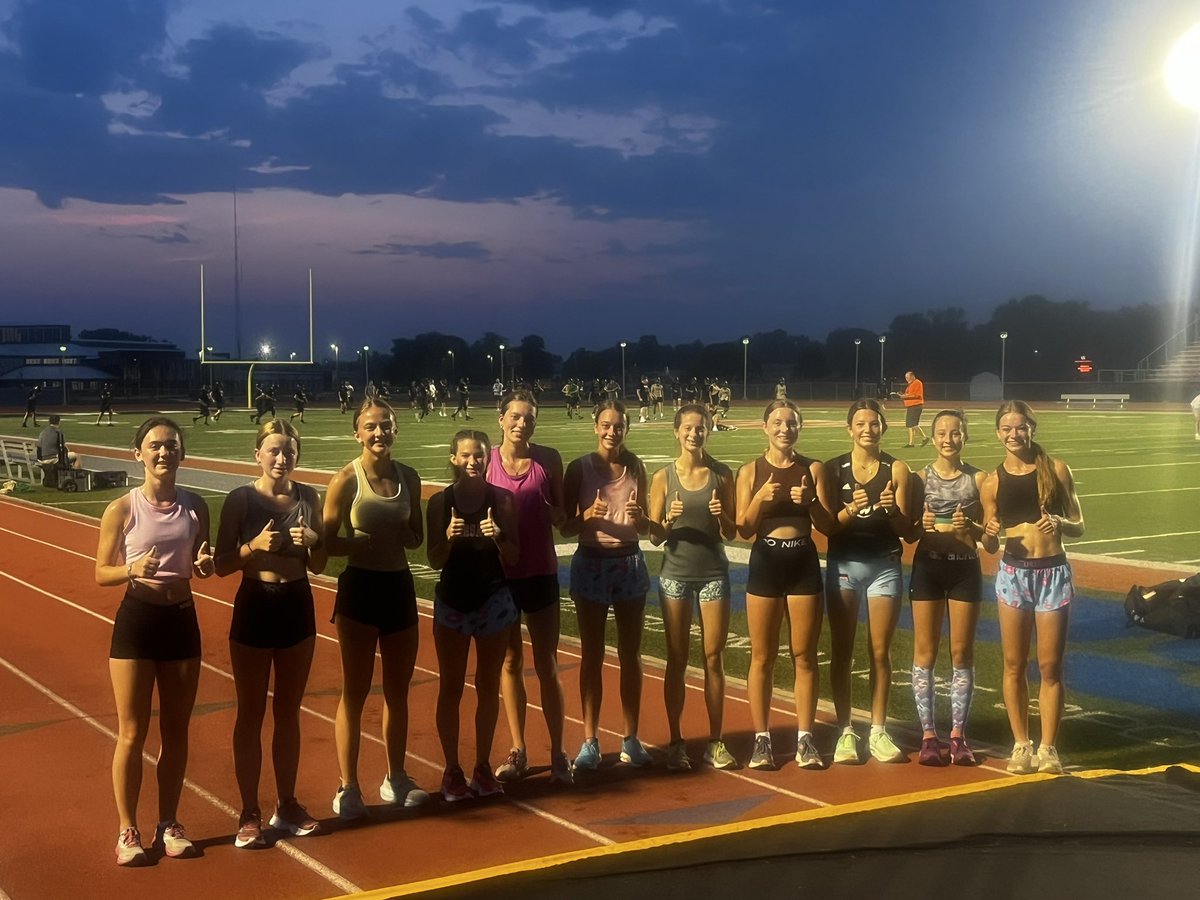 WarsawXc's tweet photo. This is how our day started and ended. Thankful for the girls flexibility. Plus…#onlysomany sunrises!!! @WarsawStrength #bebetter https://t.co/Yu7azF2QcN