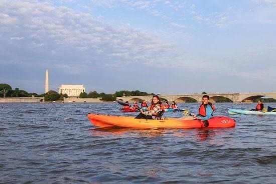 Spend this Saturday, August 26th, with us on the Kayak Monument Paddle Tour from Key Bridge! 🚣 Reserve now: boatingindc.com/key-bridge-boa…