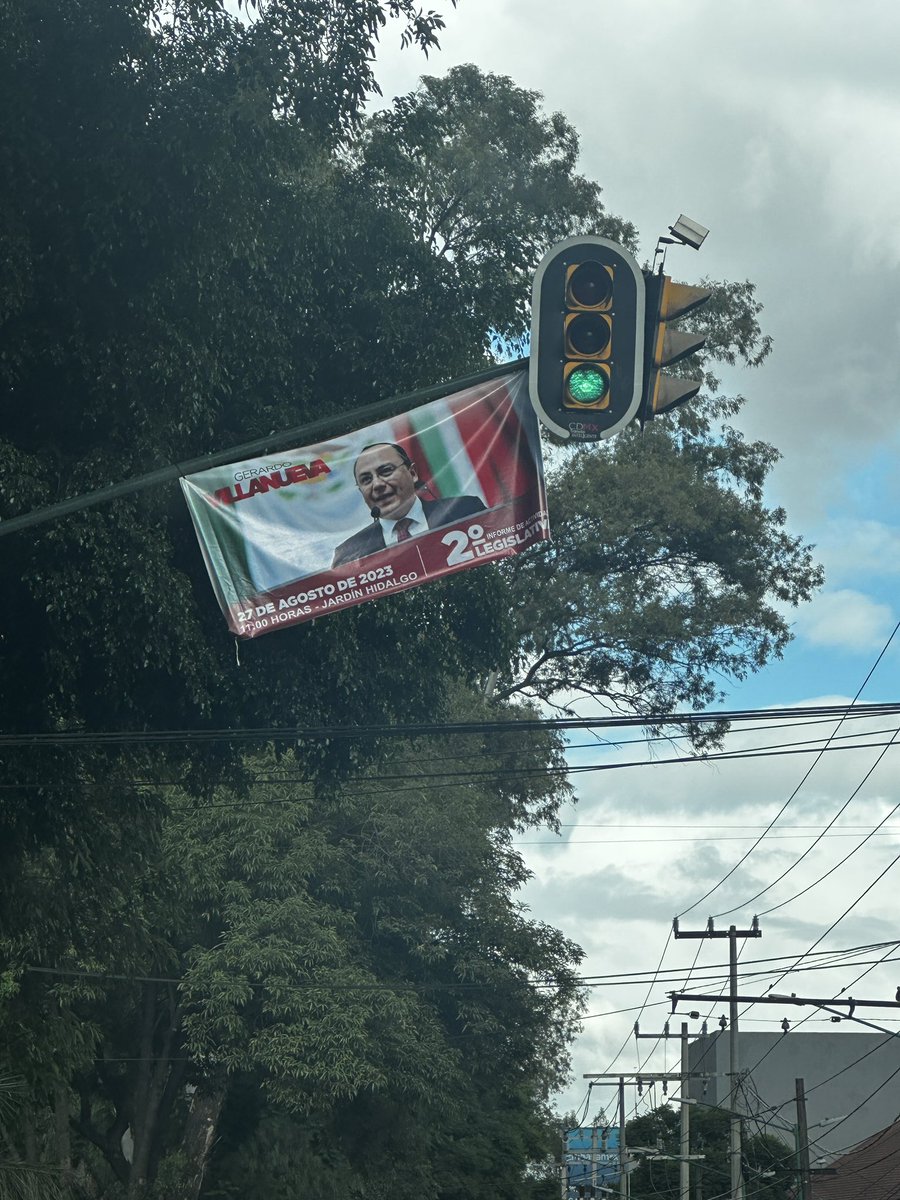 Charlyleon05's tweet photo. El Dip @VillanuevaVa_ colgó su propaganda en los semáforos de Miguel Ángel de Quevedo y Div del Norte, lo cual es un riesgo y viola el Art. 25 de la Ley de Publicad Exterior. Penoso tener que recordar a los diputados respetar la ley que ellos mismos hicieron @OVIALCDMX @LaSEMOVI https://t.co/NKAx9Bkf61