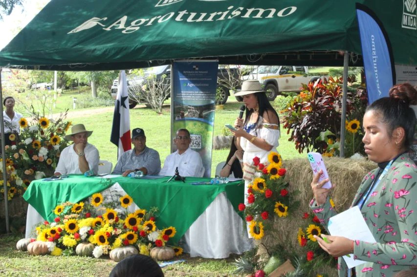 AugustoRamonV's tweet photo. La entrega se dio en la @fincapamel, en La Villa de Los Santos, con el acompañamiento del gobernador de Los Santos, Rubén Villarreal, Magda Durán, subadministradora de la @ATP_panama, Yariseth Acevedo, directora de Agroturismo, y autoridades del sector agropecuario y turístico. https://t.co/vgpxuucoOi