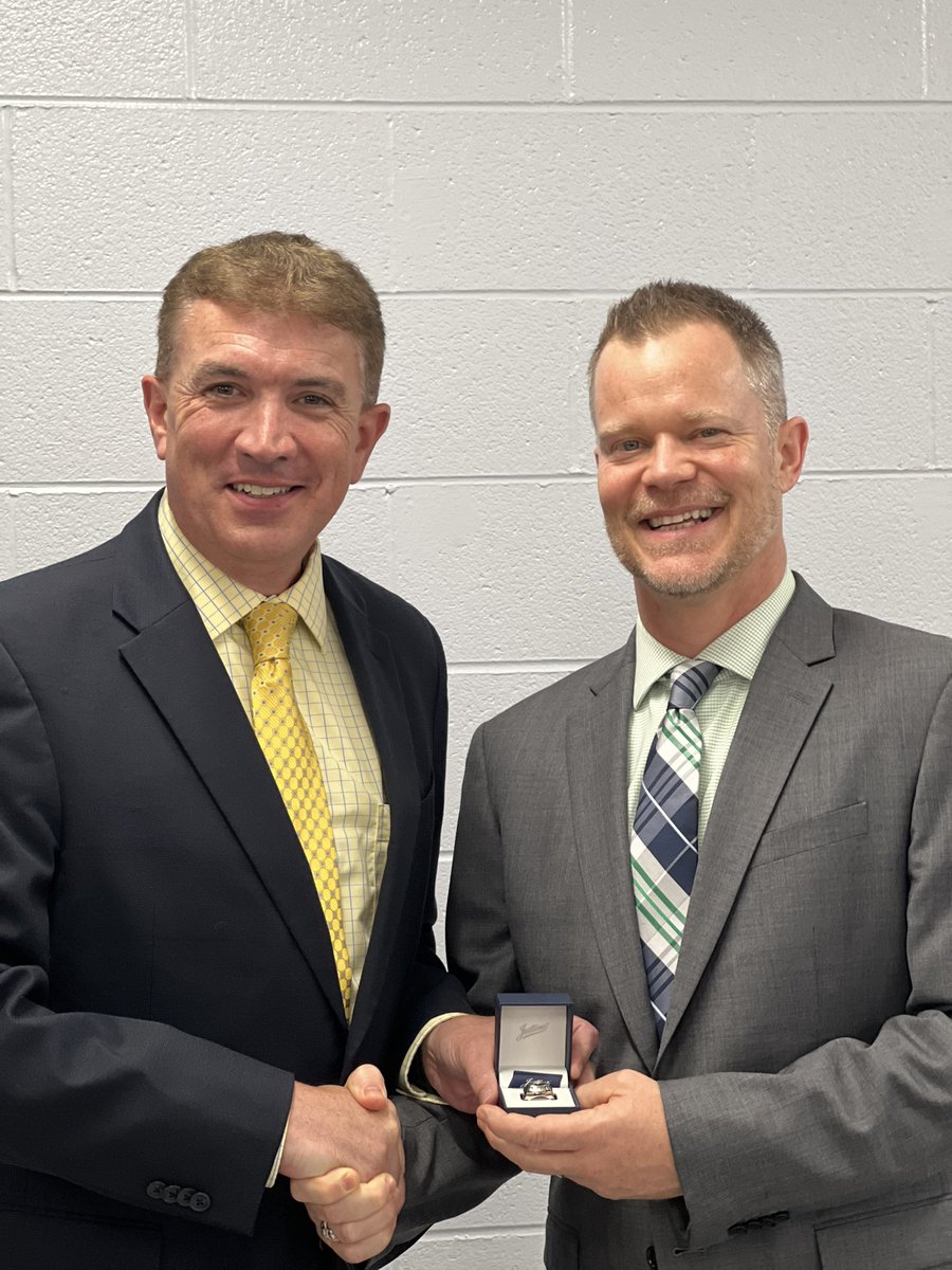 Was an honor presenting @EGPrinciPaul with his IPA President’s ring.  Grateful for his leadership.  And, big thanks to <a href="/Jostens/">Jostens</a> for their support. <a href="/ilprincipals/">Illinois Principals Association</a>