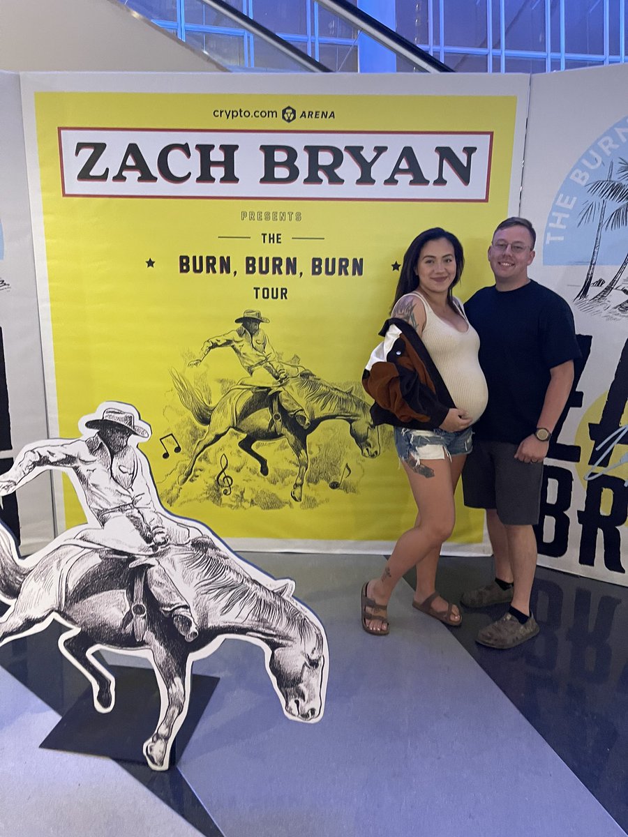 kaarlaaa__'s tweet photo. Last night was a fever dream, the twins have so many memories in the book and they’re not even born yet 😭💗 @zachlanebryan thank you for an amazing night 🤍🧡 https://t.co/obrsLYtgOx