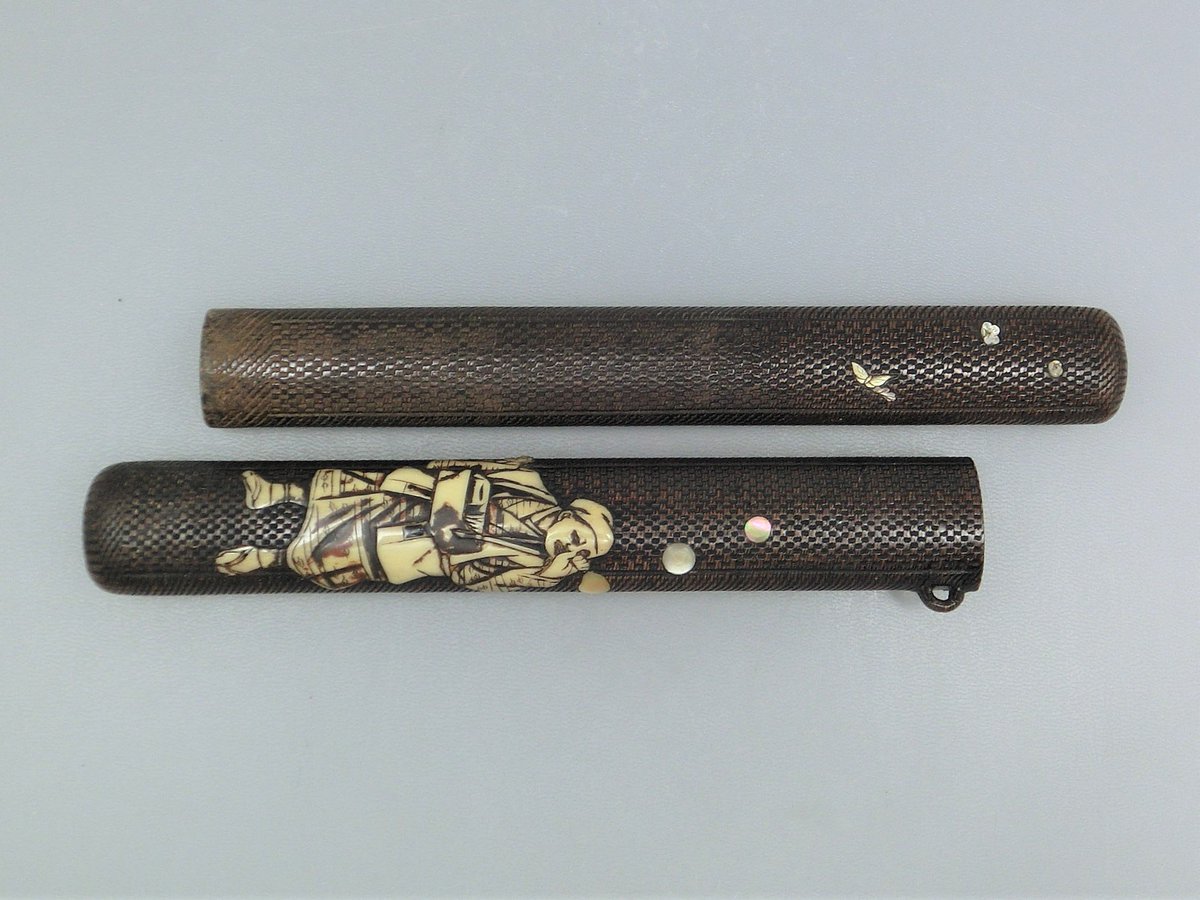 ”シャボン玉人物図時代煙管筒“
銘 宗斎（そうさい）

19世紀。長門筒とよばれる和紙で作ったこよりを漆で固めた本体の表面に、鹿角や白蝶貝をモザイクのように嵌め込みシャボン玉を吹く江戸時代の人物を描いたたいへん珍しい煙管筒です。蝶や花などの美しい演出も心にくいです。

#Nagato #soapbubbles