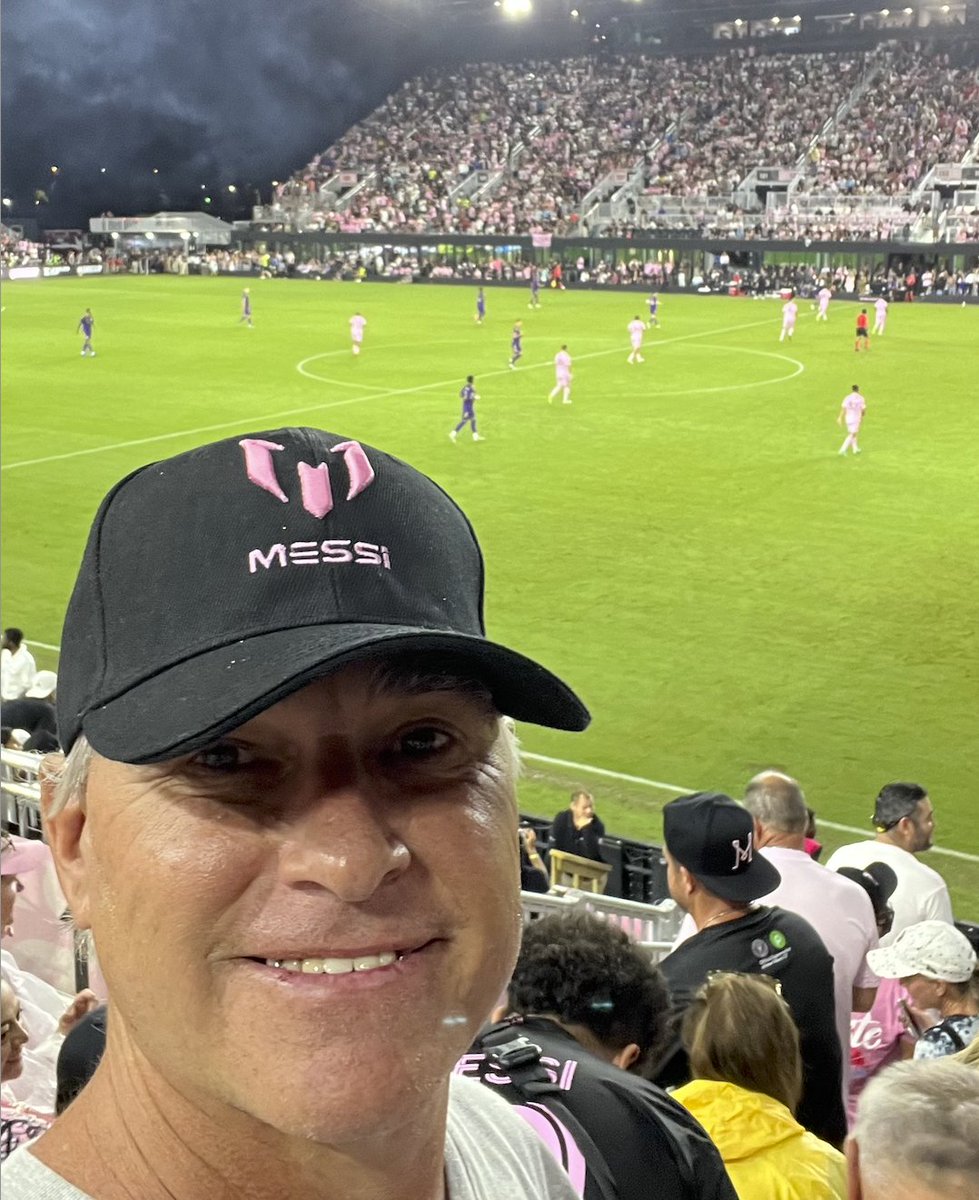 harrylpg's tweet image. ⚽️Costos para ir a ver a Messi a su 2da final en Miami

🔸Miércoles 27 de Septiembre
🔸Vuelo via Panama: $ 490mil
🔸7 noches en depto de @TuApart  u$s 900
🔸Una semana de auto Full: u$s 350
🔹Ticket: u$s 350 y si se juega en el Hard Rock Stadium seran mas baratas
  
🟢Si son 4:…