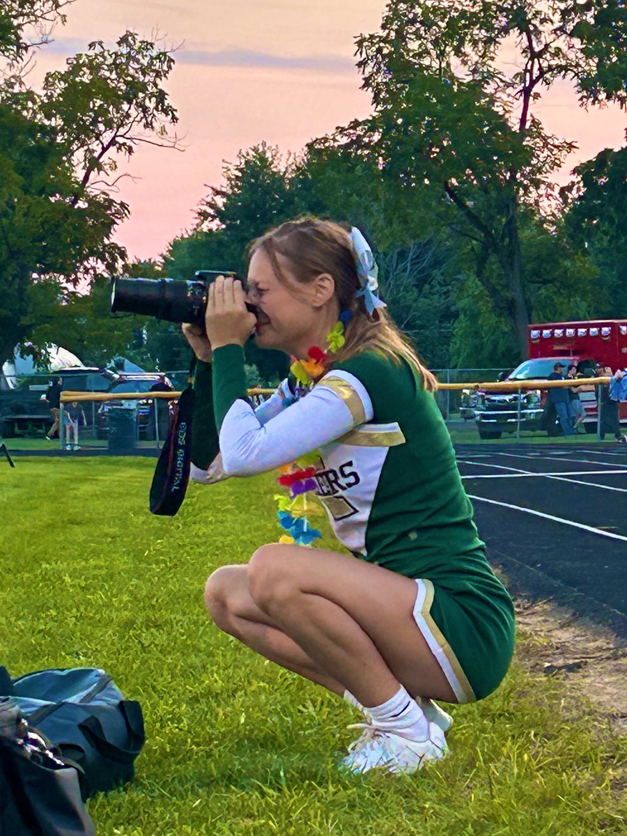 So excited for Friday nights!! 

A few pictures from last Friday to celebrate! 🌺🍍🏝️

Good luck tonight! Go Gophers!