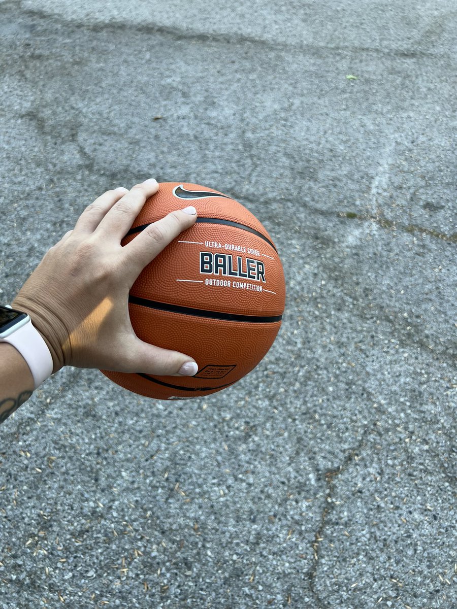 SteveSilva20's tweet photo. Shot some outside hoops. Still can palm a basketball, R &amp; L. With nails 💅🏼 https://t.co/XENSQL2x6f