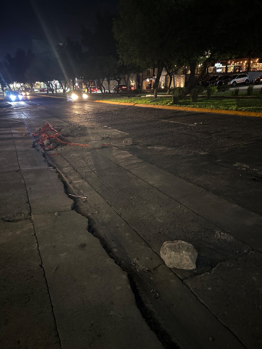 Hellocd's tweet photo. @Sapalleon tuvimos un accidente ocasionado por una obra suya. Nos perforó todo nuestro auto. La piedra que nos dañó no estaba cerca de los escombros… https://t.co/jQSRWNA28K