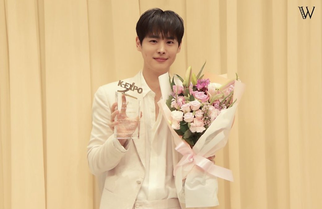 CBC__Official's tweet photo. [ #최병찬 ]

🔗 https://t.co/BWE7Qddney

최병찬 배우의
제5회 뉴시스 한류엑스포 시상식 비하인드 📸
지금 바로 확인하세요 🐣💛 https://t.co/bVISyLLLLt