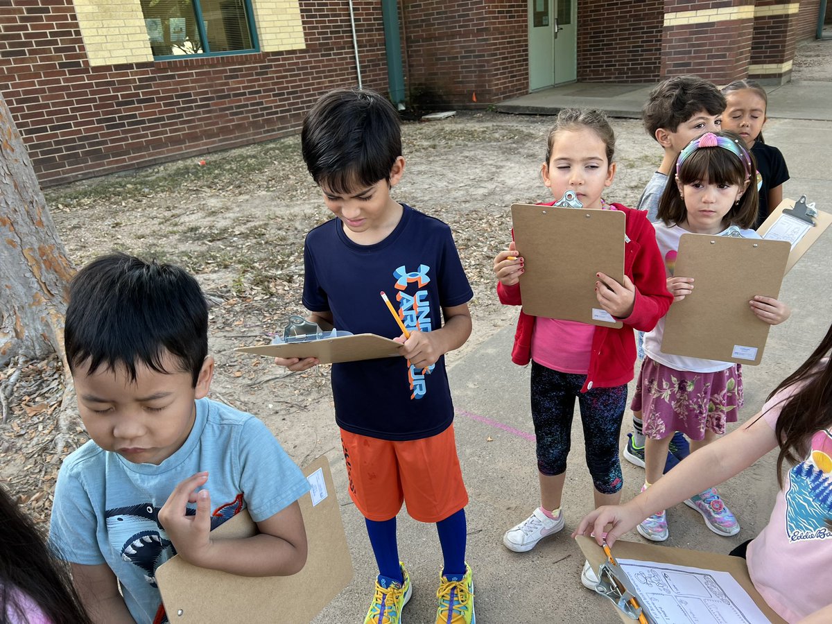 wojcikfaith's tweet photo. Studying the five senses we went on a sensory walk! #Hayeshawks #HayesFirstGrade https://t.co/0J0WmMGKiY