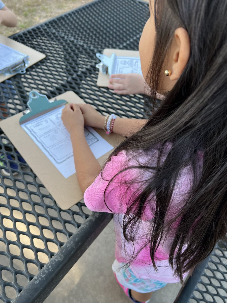 wojcikfaith's tweet photo. Studying the five senses we went on a sensory walk! #Hayeshawks #HayesFirstGrade https://t.co/0J0WmMGKiY