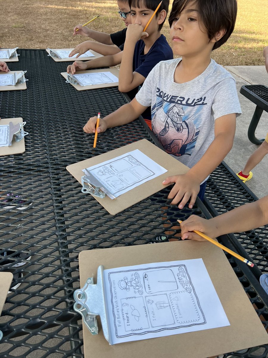 wojcikfaith's tweet photo. Studying the five senses we went on a sensory walk! #Hayeshawks #HayesFirstGrade https://t.co/0J0WmMGKiY