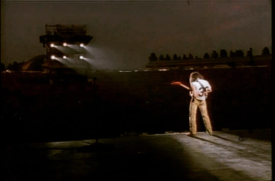 The late great Eddie Van Halen tearing it up at Monsters Of Rock 1984 👑✨️
#eddievanhalen #guitarist #guitars #monstersofrock #castledonington #1984