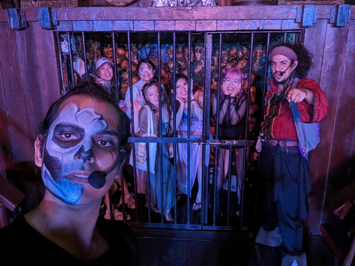ChibiMiharu's tweet photo. Oh no we're trapped help 🤣 https://t.co/hEHNgFCxPA