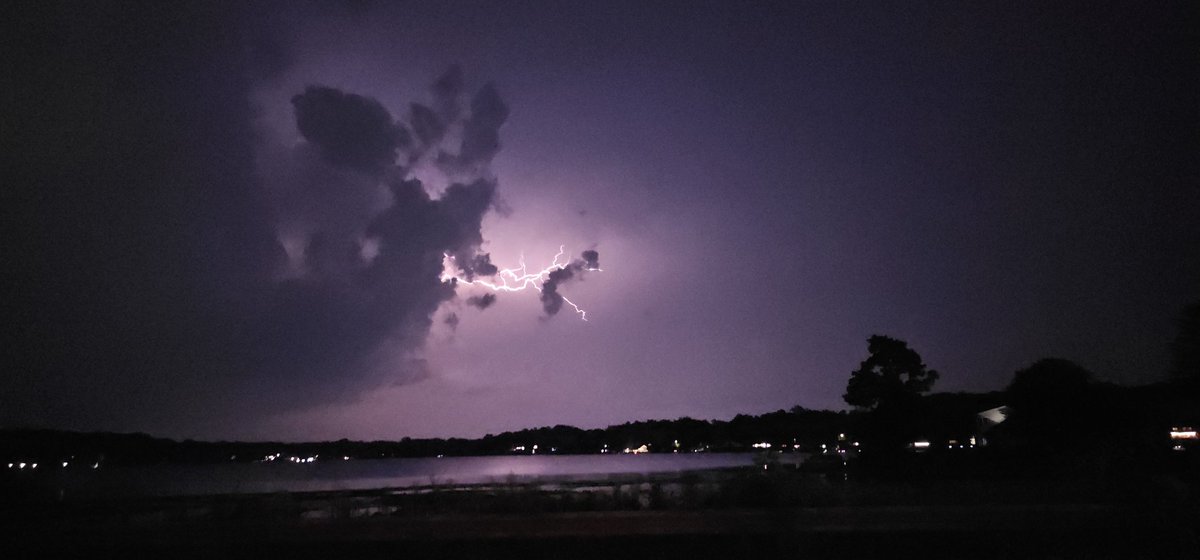 awwbaw3's tweet photo. A little electricity in the air tonight over Beadle Lake in Emmet Township and over the Blue Oval Battery Park near Marshall this evening... @WillWWMT #MIWeather https://t.co/FeRiosQFYC