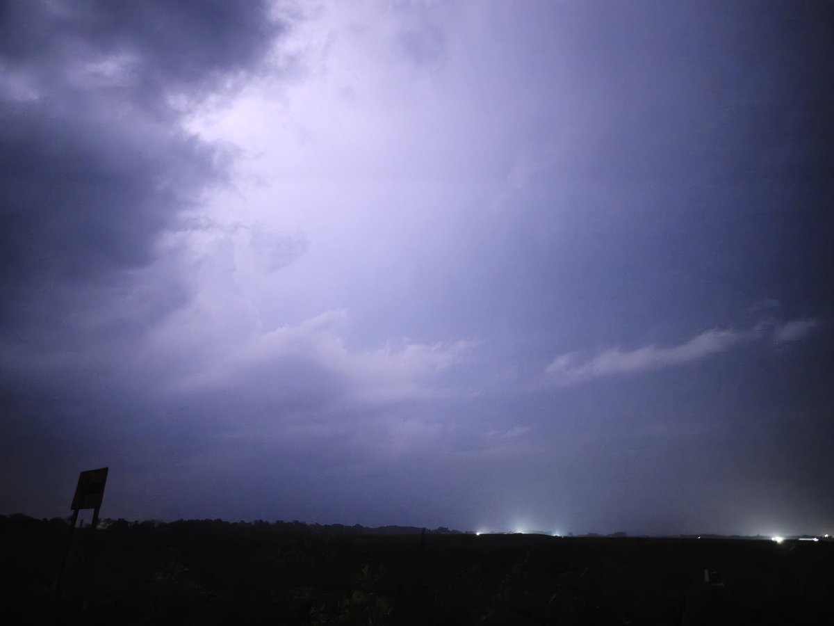 awwbaw3's tweet photo. A little electricity in the air tonight over Beadle Lake in Emmet Township and over the Blue Oval Battery Park near Marshall this evening... @WillWWMT #MIWeather https://t.co/FeRiosQFYC