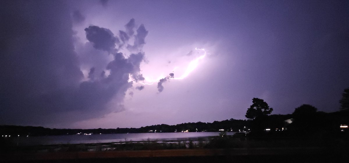 awwbaw3's tweet photo. A little electricity in the air tonight over Beadle Lake in Emmet Township and over the Blue Oval Battery Park near Marshall this evening... @WillWWMT #MIWeather https://t.co/FeRiosQFYC