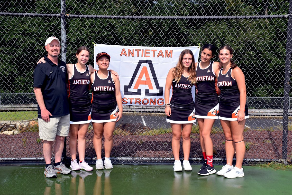 The 2023 Mounts girls tennis team. Rocking new uniforms from <a href="/BSNSPORTS_PHL/">BSN SPORTS - Philly</a>
