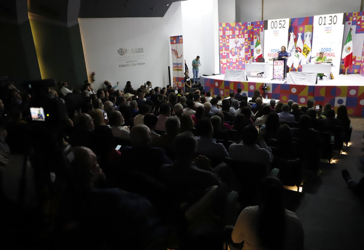 Hoy en #Guadalajara acudo al penúltimo Foro de diálogo para la construcción del #FAM donde escuchamos los planteamientos de dos mujeres con enorme capacidad y gran compromiso para el país. Estamos cerrando filas y generando mucha confianza en la sociedad. ¡Les vamos a Ganar!