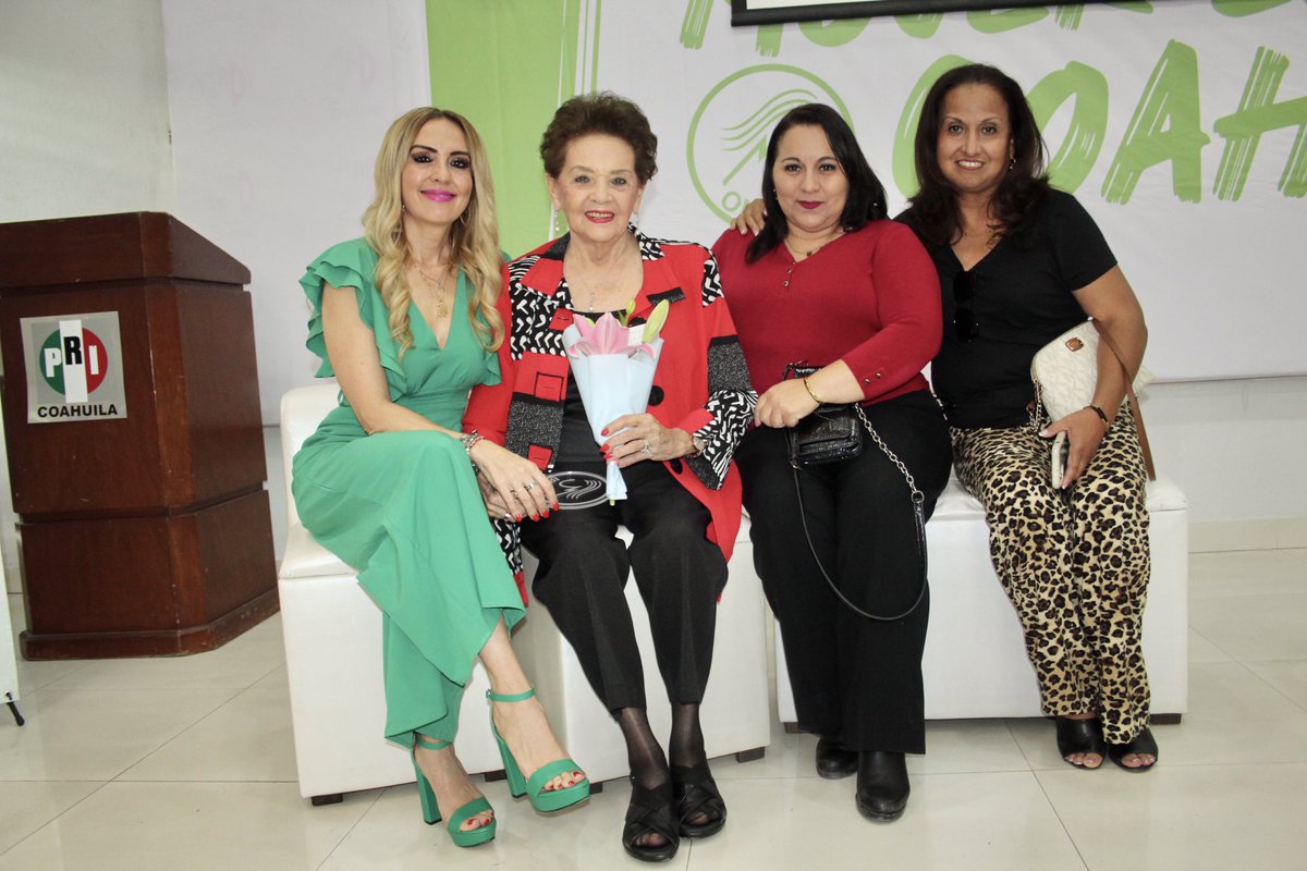 onmpri_saltillo's tweet photo. Nuestro más sincero reconocimiento para Socky Villar de Moeller, ejemplo de amor, sensibilidad, liderazgo y lucha.

¡Si reconocemos a una mujer, nos reconocemos todas! 👏 

#MujerEsCoahuila2030 

#Saltillo #Coahuila https://t.co/3t1etuKbc9