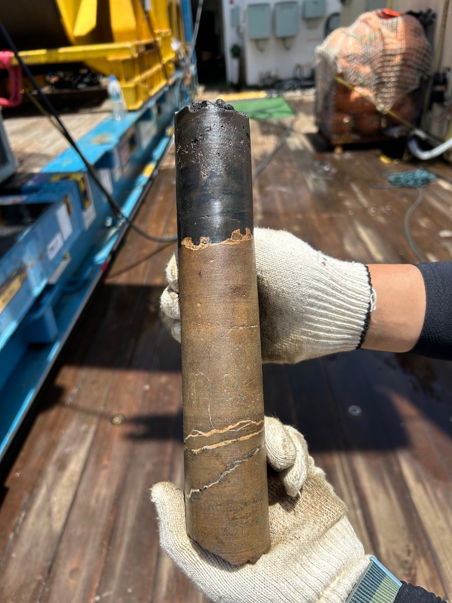ROPOS_ROV's tweet image. @ROPOS_ROV collected the 1st core sample of this mission, taken with our new #KROCS drill that we developed for #KIOST. 

It allowed us to sample manganese crust sitting atop the rock substrate — exactly what the science team is looking for!

📸 @KeithTamburri, @ROPOS_ROV Team
5/
