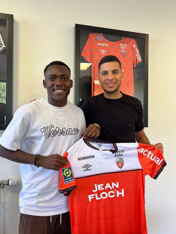 #Mercato 
✨ÇA Y EST...S'EST FAIT! 
Le Lion Indomptable medaillé d'Or et meilleur  joueur des récents #Jeuxdelafrancophonie2023 #Arthur_AVOM quitte officiellement Fauve Azur Elite FC pour évoluer en Ligue 1 Uber Eats française sous les couleurs du FC Lorient. 
#KamerfootballTeam