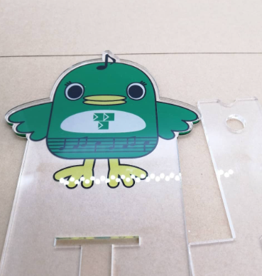 zerone_studio's tweet photo. 制作実績【ナラシド♪スマホスタンド】を紹介します！
ナラシド♪がスマホを支えてくれる癒しアイテム😊
縦にも横にも立てられる優れものですよ！
ナラシド♪が前面に押し出されたデザインがファンにはたまらない仕上がりになっています🎶
#zeronestudio　#グラフィックデザイン　#デザイン会社 https://t.co/yxZEhFjF9w