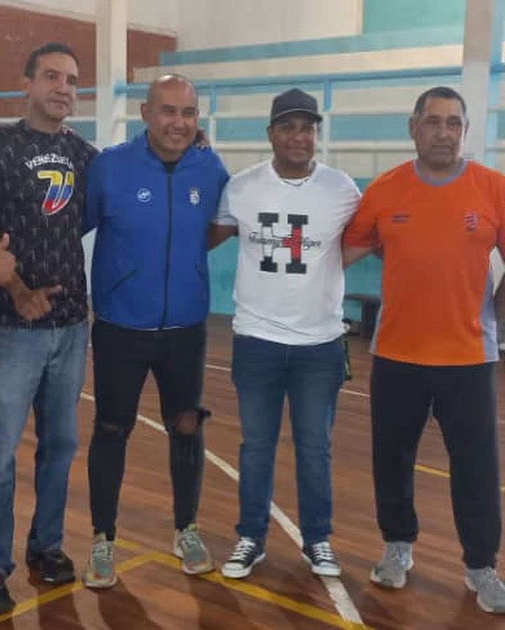 ABCbaloncesto's tweet photo. Agradecemos profundamente al presidente del Instituto de Deportes, Argenis Silva, y al entrenador de la Escuela Municipal, Pedro Cárdenas, por su recibimiento y por velar por el crecimiento del deporte de las alturas en la región. https://t.co/hLgBbwbfCr