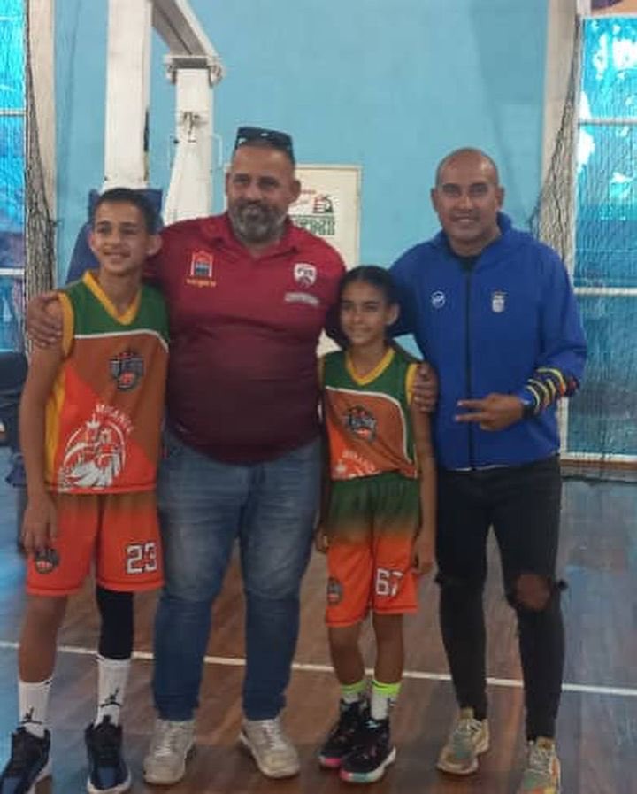 ABCbaloncesto's tweet photo. 👋🏀 ¡Hola, Miranda!

La junta directiva de la Asociación de Baloncesto de Carabobo realizó visita al Gimnasio Jesús Pinto del municipio Miranda, lugar en el que se llevó a cabo una clínica deportiva por parte del entrenador José Ramos de la Academia de Baloncesto Ramos. https://t.co/J32uI8zOic