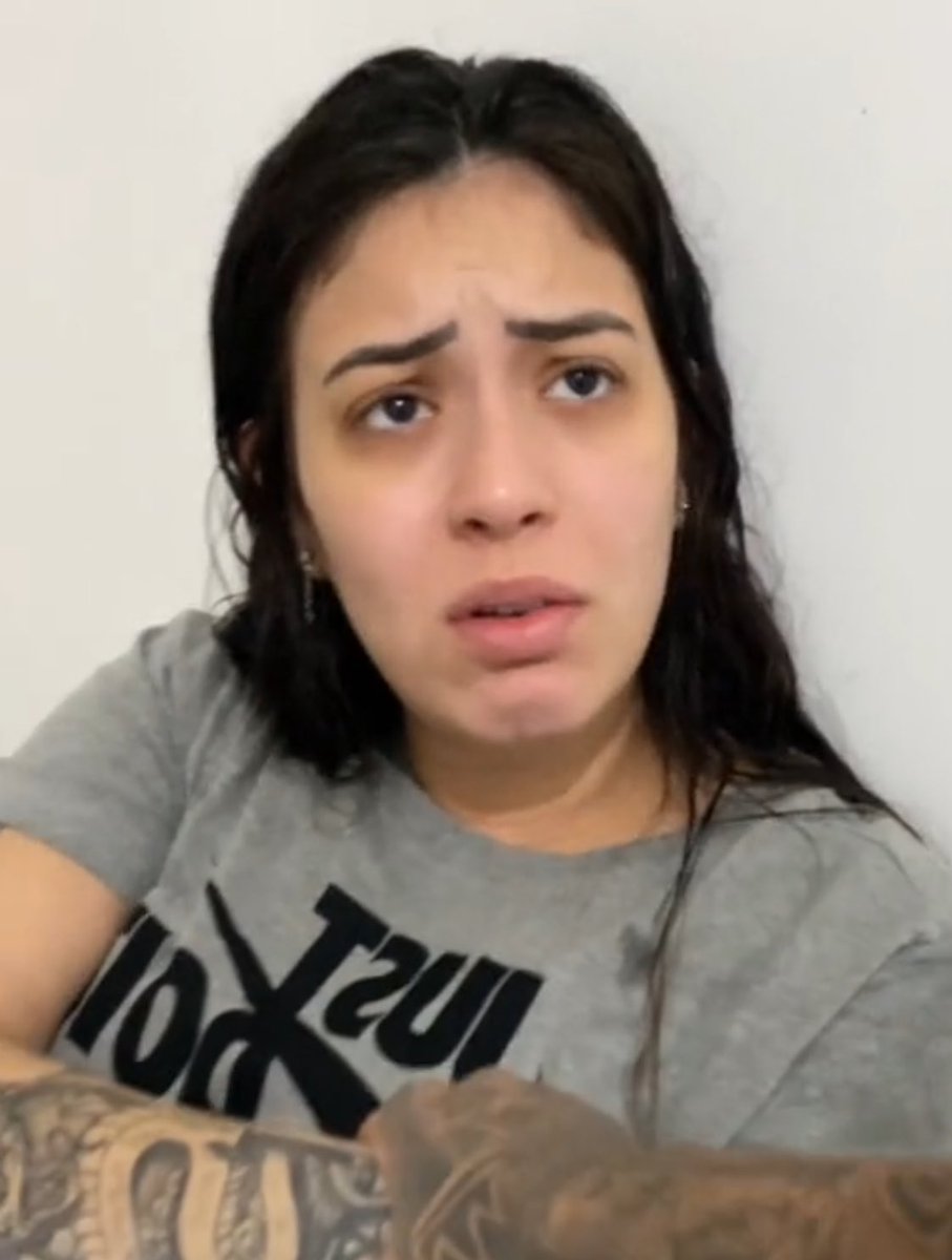 poptime's tweet photo. Jovem tira o bigode para fazer surpresa pra namorada e reação dela viraliza na web. 🗣️ https://t.co/DaTpxWYo5h