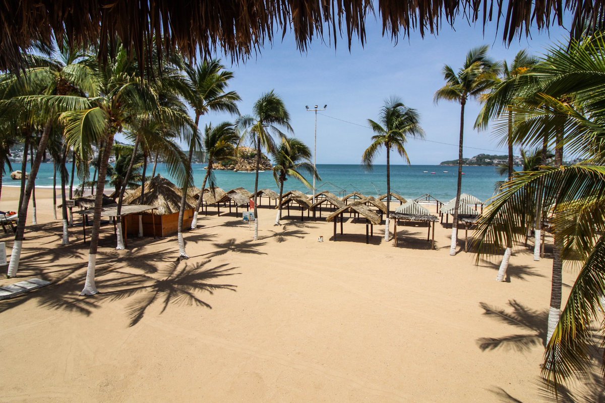 ¿Cuál es tu playa favorita de #Acapulco? 🏖️ ☀️ 

#EmporioAcapulco