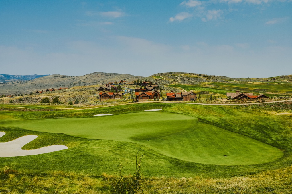 VictoryRanchUT's tweet photo. Astonishing views whether you're putting for birdie or relaxing in your back yard. https://t.co/4asv6sshzY