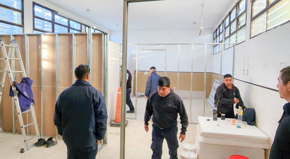 OLlancafilo's tweet photo. #PiedraDelÁguila junto al intendente Julio Hernández avanzamos en la construcción de espacios para el funcionamiento de la recepción de Denuncias de violencia de género y el Centro de Monitoreo de cámaras de seguridad.
#MinisterioGobiernoEducación #ProvinciaMunicipio https://t.co/p2ieur9CsJ