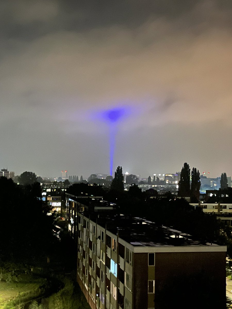 Anke__13's tweet photo. Wat is dit boven #Leiden? Het bewoog net van de ene kant van de stad naar de andere kant. Is dit een #ufo? Zijn de #aliens geland? Lijkt mij niet echt veilig voor #vliegtuigen als dit een #laser is of iets dergelijks. #help wie weet het ? #watisdit @omroepwest @Sleutelstad https://t.co/PgSlvECQEt