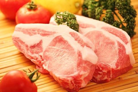 addventure_N's tweet photo. 【食】
小さな町で、無限の美味しさ

🐷 妻有（つまり）ポーク
芳醇な旨味、とろける脂身、BBQ最高！

🥕雪下にんじんジュース
さっぱりと深い甘さ、本当に人参?

来たら分かる、無限の意味

・https://t.co/09ZVx5eeuq
・https://t.co/yQnIS3vbin https://t.co/LY2frcuAi0