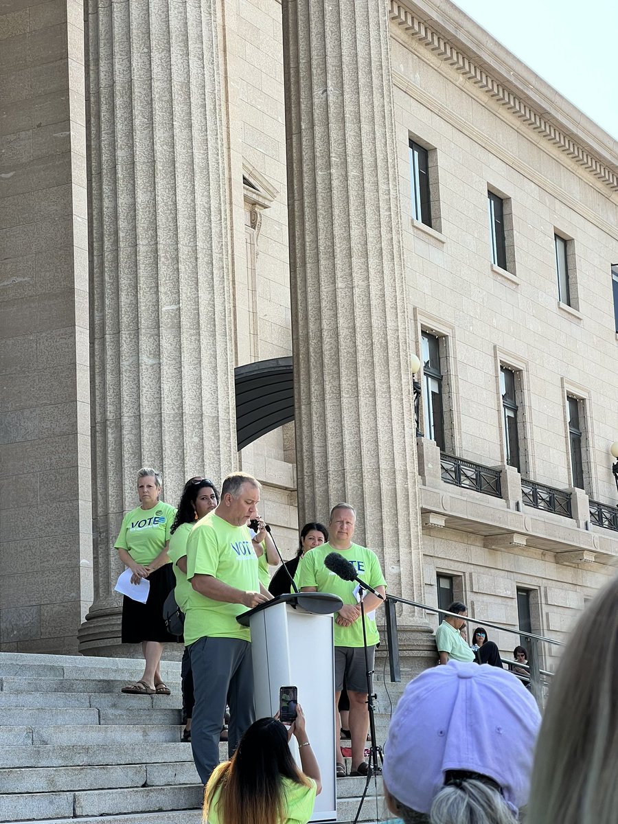 CPellizzaro's tweet photo. ✊at the @mbteachers Rally For Public Education in Winnipeg today at the Legislative Grounds😊EDUCATION IS A RIGHT! THAT IS WHY WE HAVE TO FIGHT!✊Vote on Oct.3 😊 #solidarity @msmuirhead @YehiaMervat https://t.co/LxOr5wIVUY