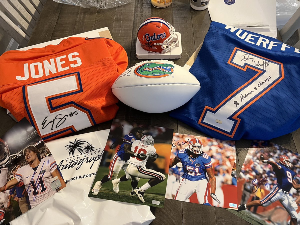hightopsport's tweet photo. I was thinking, how bout a give away a day before kick off!!! Shoutout to @pbautographs for the awesome gear!! 

Retweet and follow to stay tuned for the first giveaway at 8pm tonight! 

Fred Taylor 🏈 
Billy Nap 🪖
Spikes
Danny W
Coooooppppp https://t.co/EI48OVEQDX
