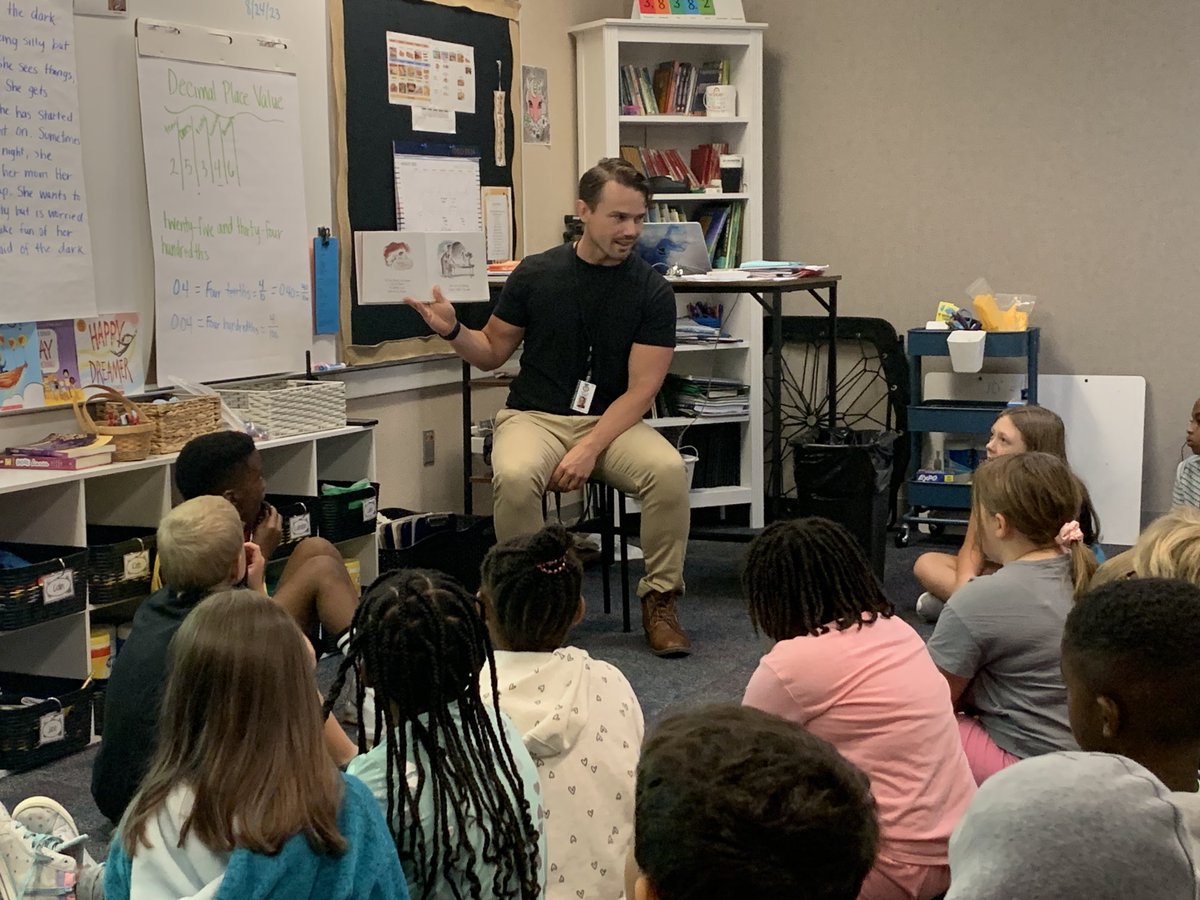 Mr. Perry read to us today! ⁦<a href="/HPEPatriots/">Harrison Parkway</a>⁩