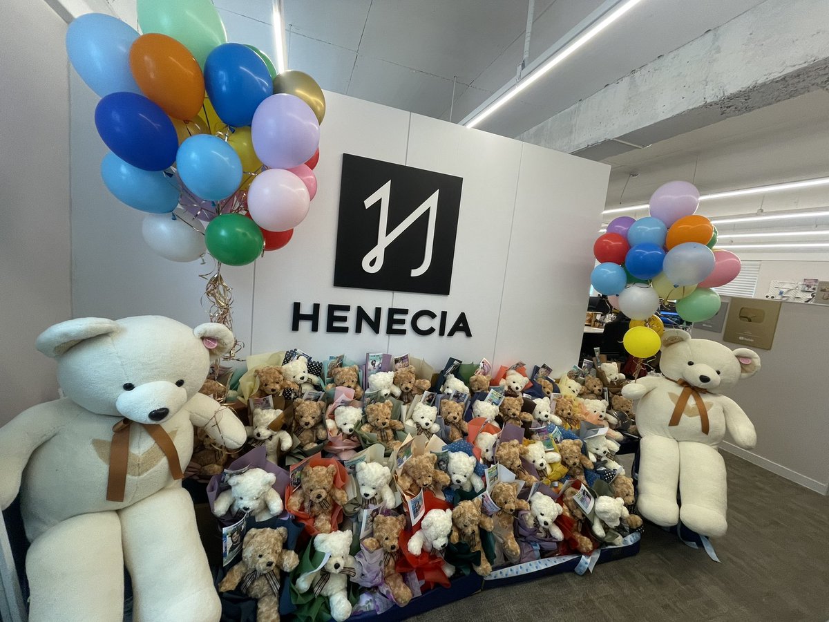 flowergiftkorea's tweet photo. #kimhyunjoong You deserve all these bears, you are huggable and cute like these bears. Your music is an inspiration to all your international fans.
Remember that you are loved by your international fans.

#CampamentoHyunJoong
#KimHyunJoong
#HeneciaMusic
#heneciaofficial
#FGK https://t.co/lxQnB1SMO0