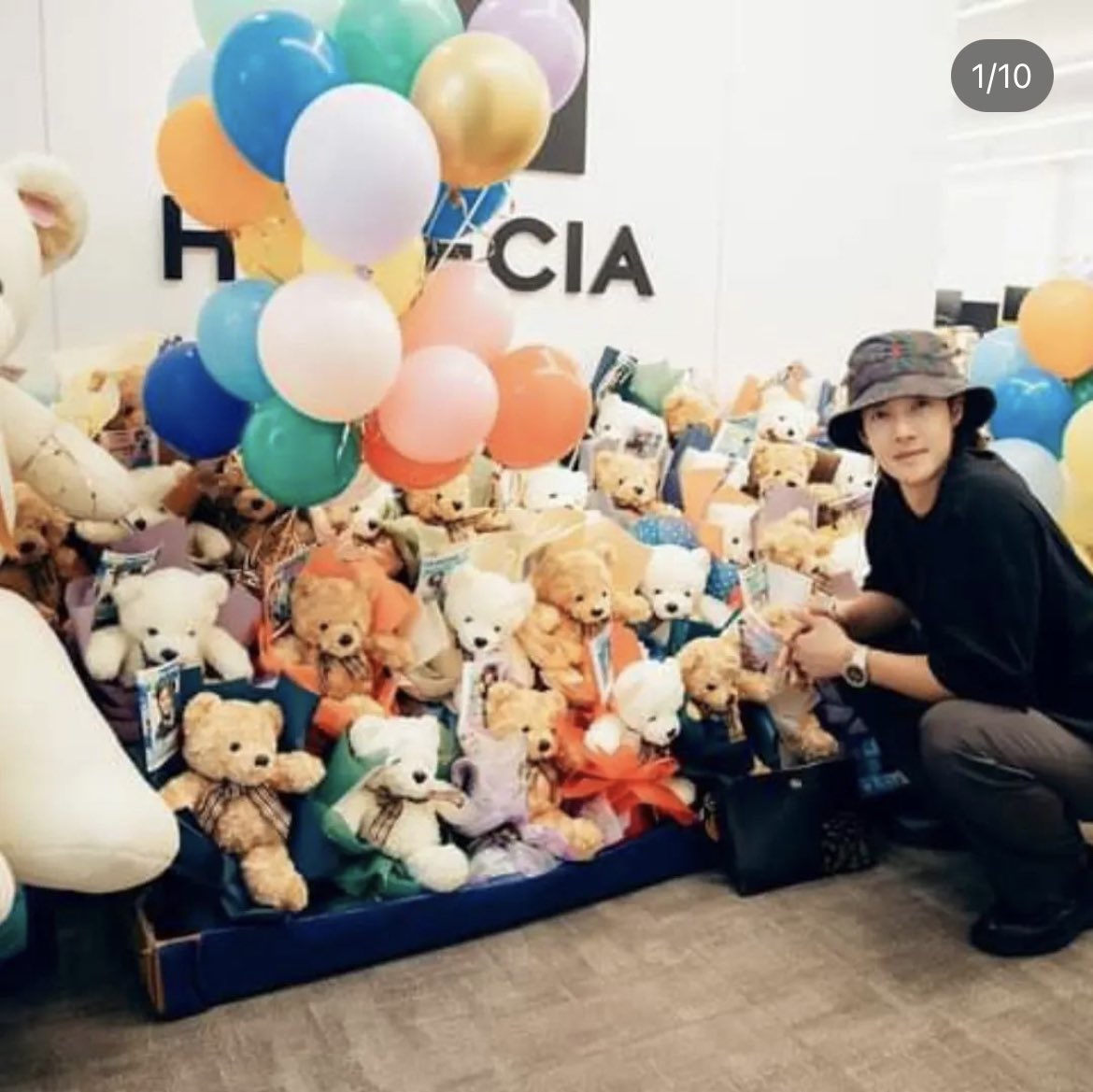 flowergiftkorea's tweet photo. #kimhyunjoong You deserve all these bears, you are huggable and cute like these bears. Your music is an inspiration to all your international fans.
Remember that you are loved by your international fans.

#CampamentoHyunJoong
#KimHyunJoong
#HeneciaMusic
#heneciaofficial
#FGK https://t.co/lxQnB1SMO0